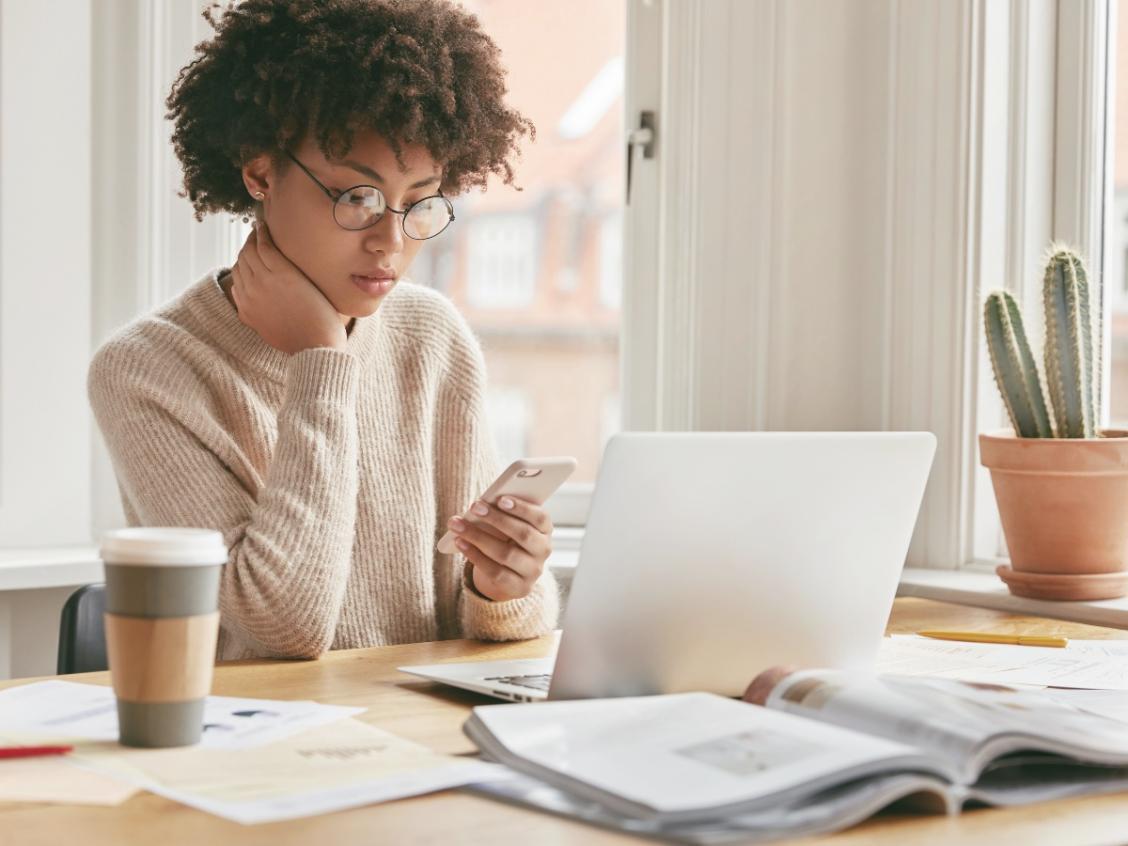 Espacio de trabajo con documentos de planificación presupuestaria y análisis financiero